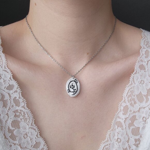 Iridescent Victorian Gothic floral necklace with a small silver chain - Picture 2 of 11